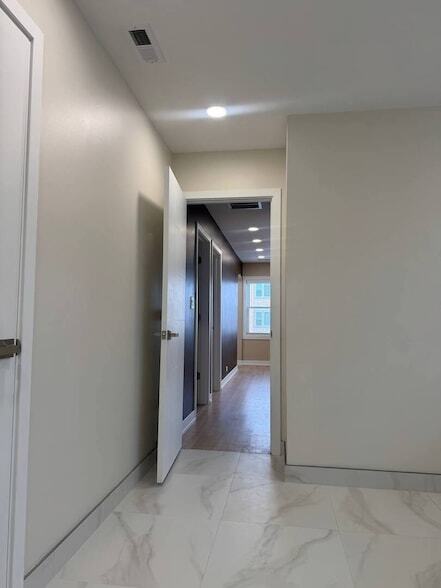 Building Photo - 5814 N Elston Ave