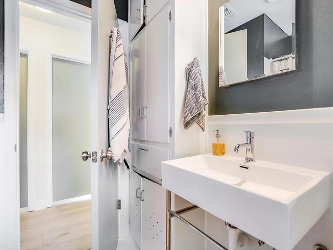 Building Photo - 1808 Forest Hill Dr