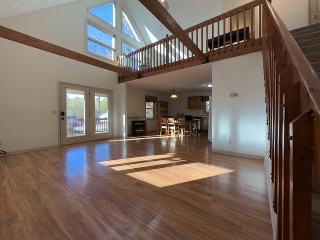 Building Photo - 450 Rhododendron Ln