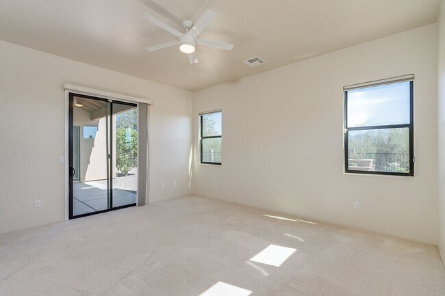 Building Photo - Rare find for this 4 bedroom/3 bath, exqui...
