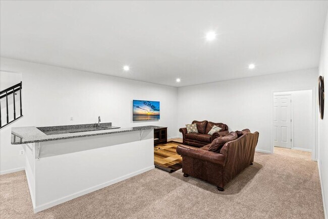 Building Photo - 8627 Fleetwood Dr