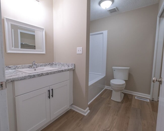 Building Photo - Cozy 2 bedroom, 1 bath duplex - Oconee Connector