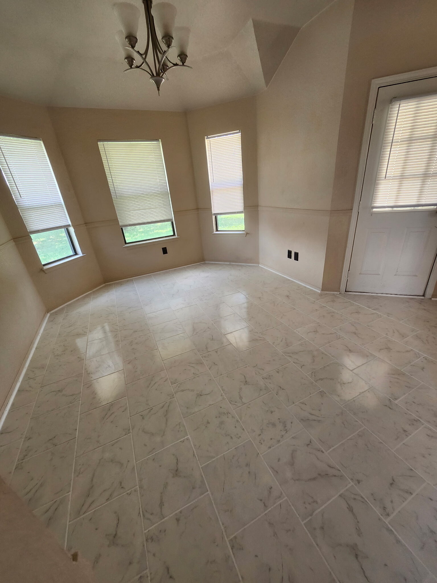 Building Photo - 2807 Diaz Dr