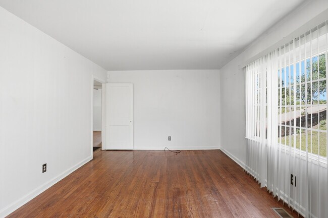Building Photo - 517 11th Ct W