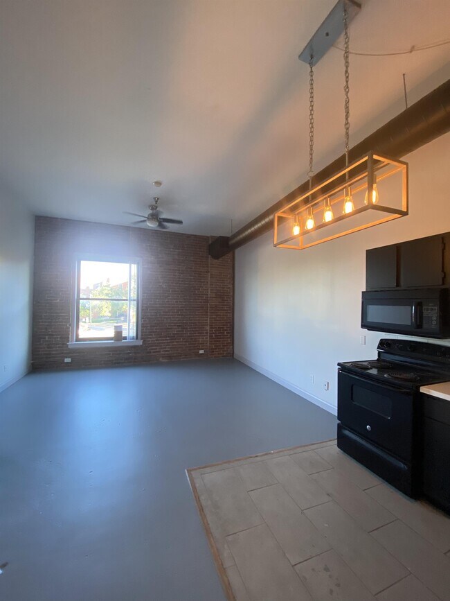 Building Photo - 412 Delaware St