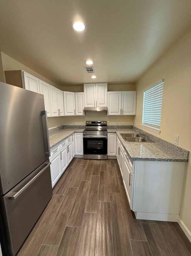 Building Photo - 1118 2nd St