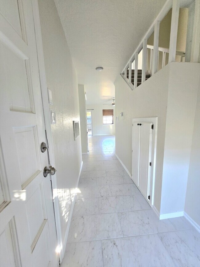 Building Photo - West Norman 2 Bed 1.5 Bath Fully Remodeled...