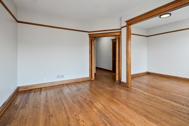 Building Photo - Renovated Logan Square 3 Bedroom - Available March 15th!