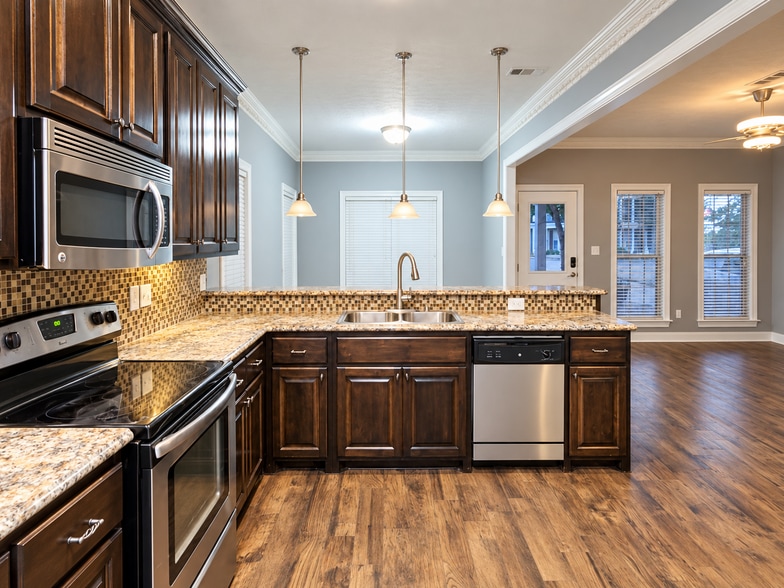 Building Photo - 405 Scarlet Cove