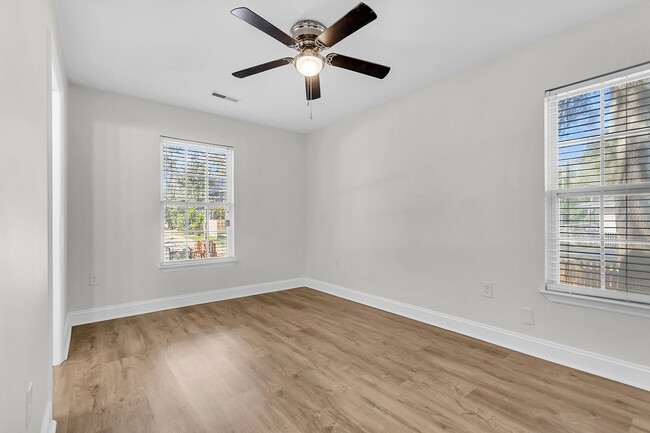 Building Photo - Beautiful 3/2 located in Central Mount Pleasant!