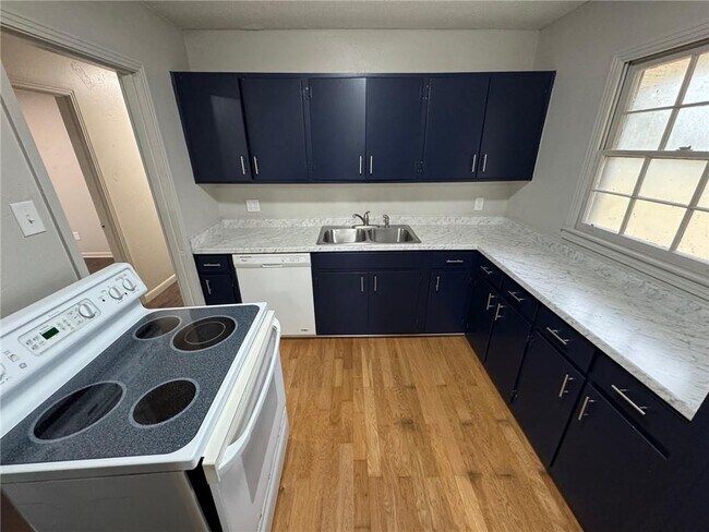 Building Photo - 4734 Clarendon Dr