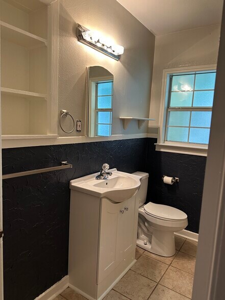 Shared Bathroom - 4624 Calmont Ave