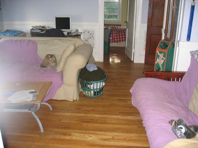 Building Photo - Pes Friendly, Large Unit, Laundry on a Site, Parking for Rent