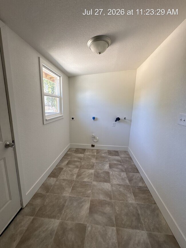 Building Photo - Cozy Home Now Available in Dinuba!!!