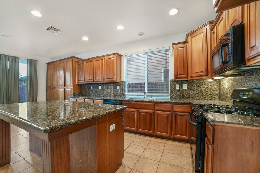 Building Photo - 10849 Brookfield Ave