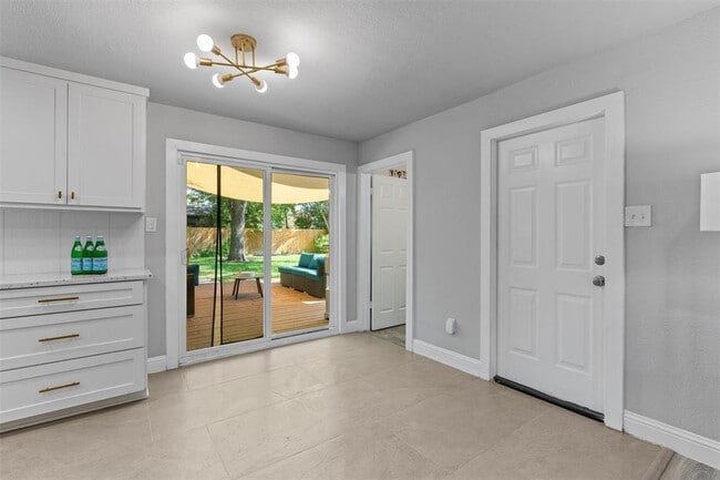 Building Photo - 3112 Val Dr