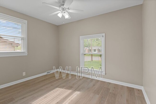Building Photo - 258 Carriage Dr