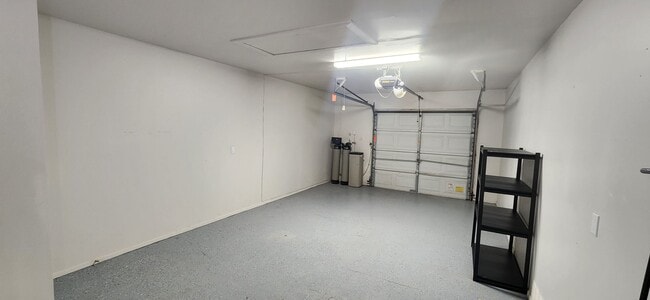 Building Photo - 2-Bed/1-Bath Townhome -Silver Creek Villas- Gated Community