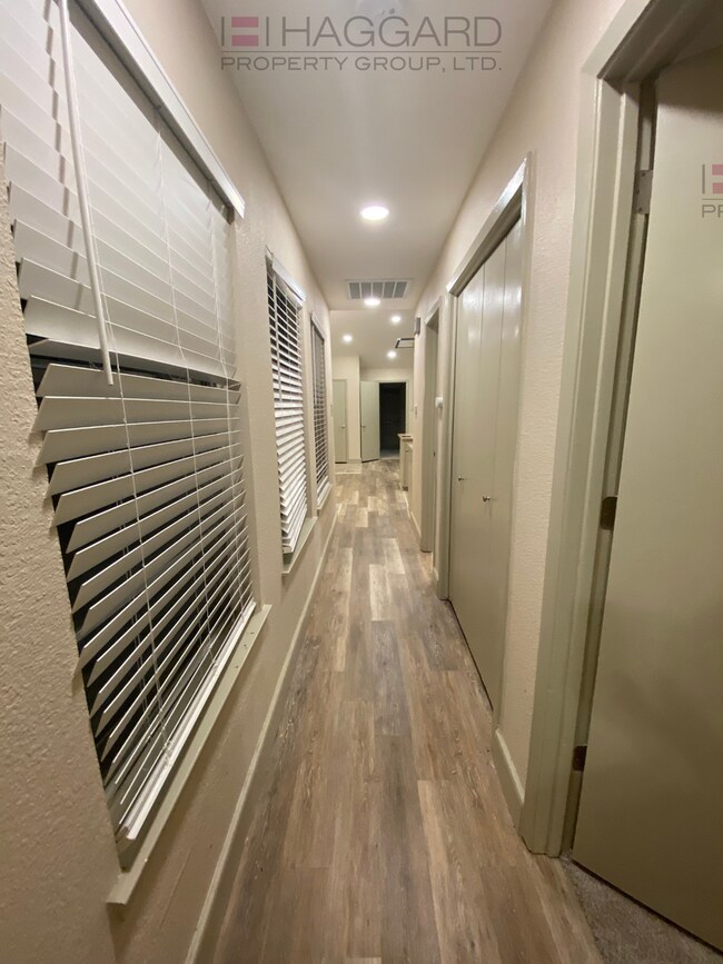 Building Photo - 3 bedroom 2 bathrooms
