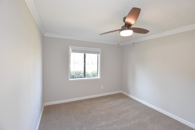 Building Photo - Charming Condo with community pool