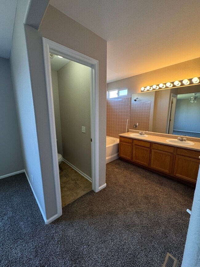 Building Photo - Newly Remodeled 3 Bedroom Home in Claremon...