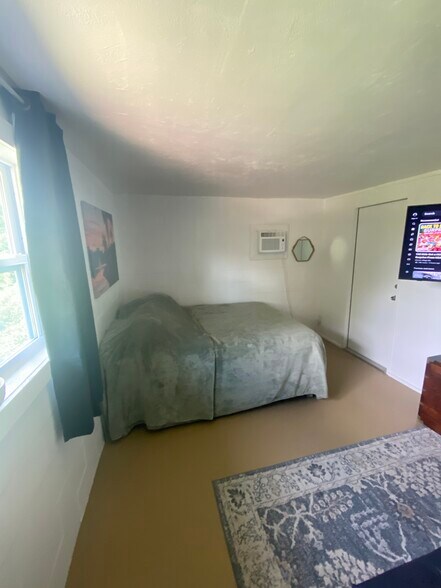 Main room - 5344 Caldwell St