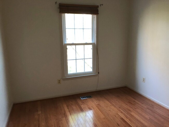 Building Photo - Spacious Townhome, Great Location!