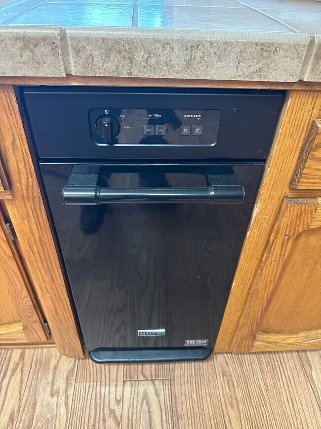 Building Photo - 475 E Mercedes Ave