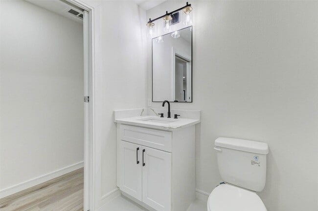 Building Photo - 9923 Emnora Ln