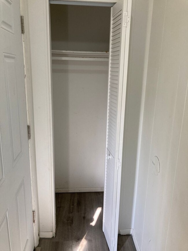 Building Photo - Renovated & Spacious 2 Bedroom Condo in Ed...