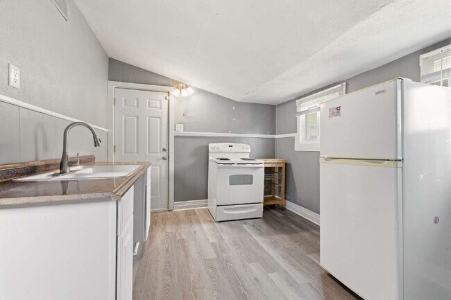 Building Photo - 1 Bed 1 Bath with TWO Bonus Rooms in Delmar Parkway!