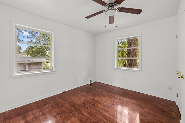 Building Photo - Newly Renovated Center Point Home