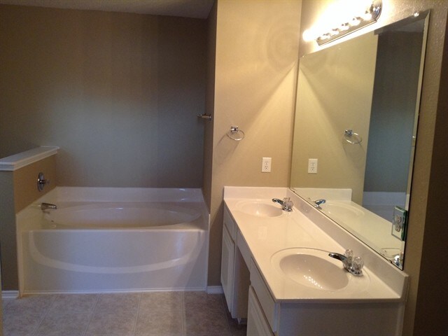 Building Photo - 413 Bretts Way