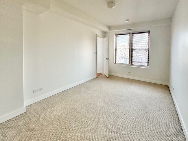 Building Photo - 4335 W Irving Park Rd