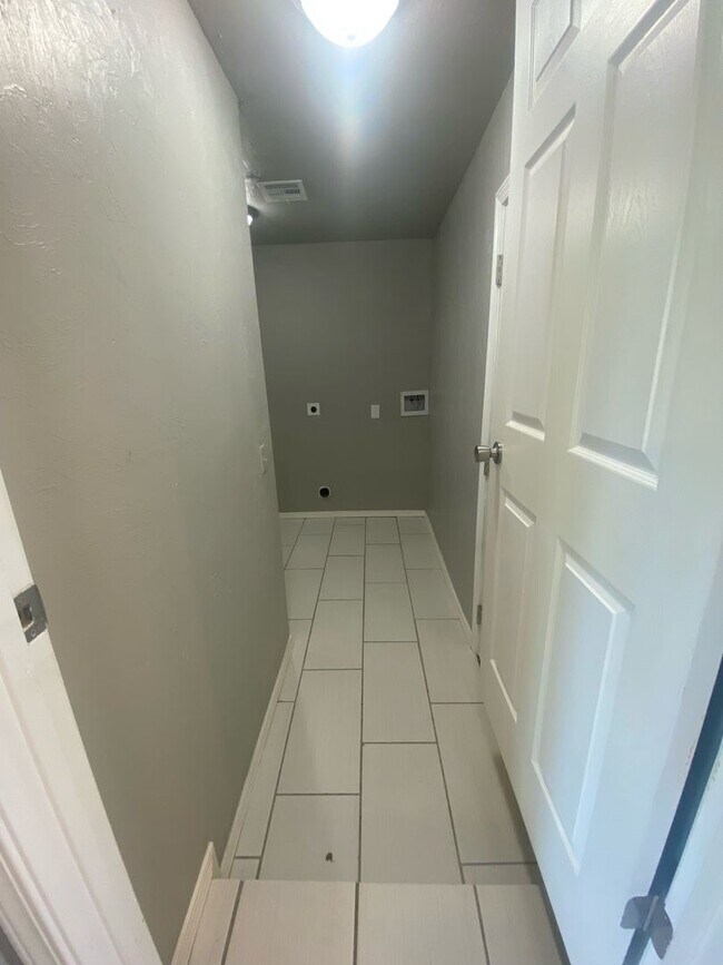 Building Photo - Gorgeous 3 Bed, 2 Bath Home with Modern Up...