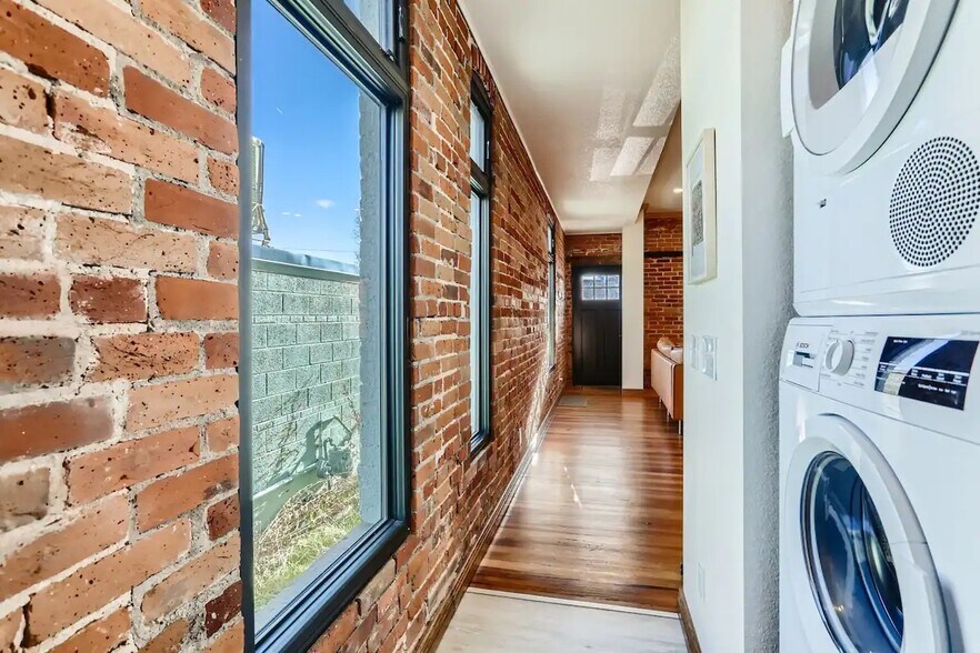 Building Photo - 973 Galapago St