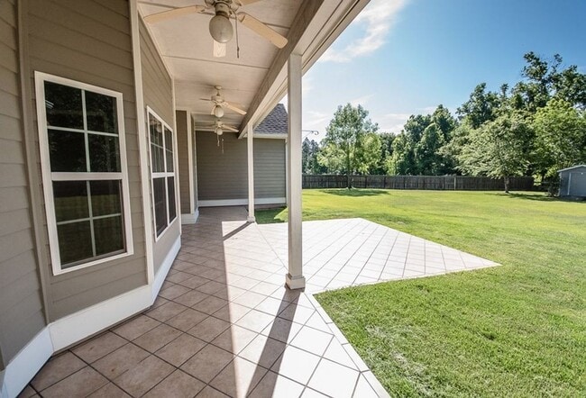 Building Photo - Spacious 4-Bedroom Home with Modern Amenit...
