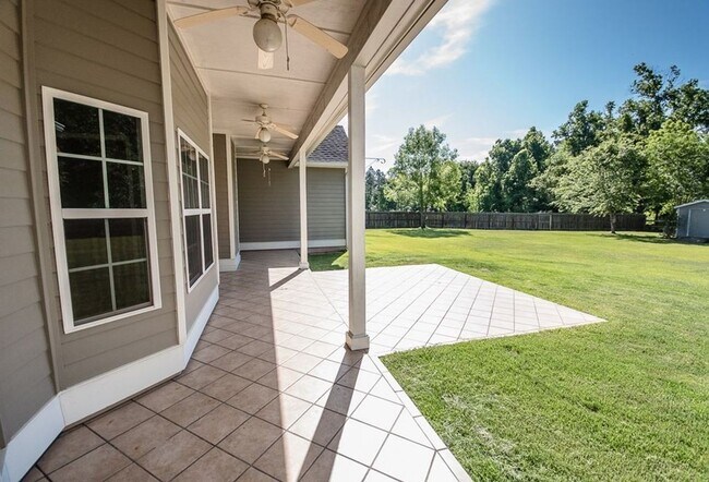 Building Photo - Spacious 4-Bedroom Home with Modern Amenities on Expansive Lot in Valdosta, GA