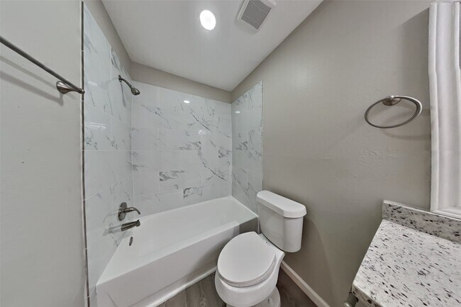 Building Photo - 4926 Linden Pl