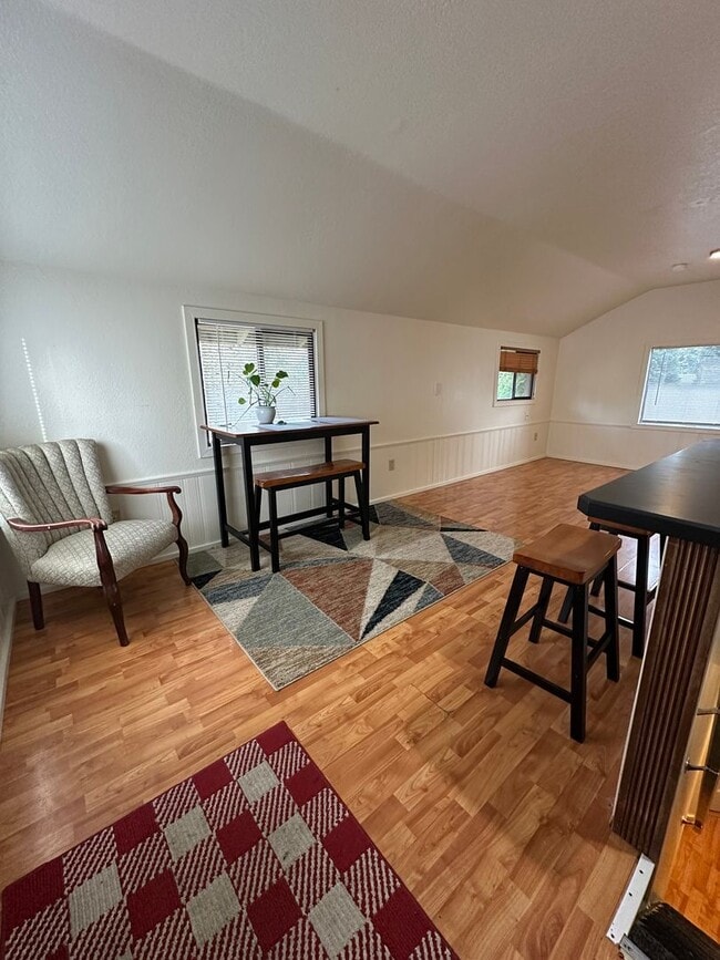 Building Photo - Cozy 2 bedroom 1 bathroom home in Everett!