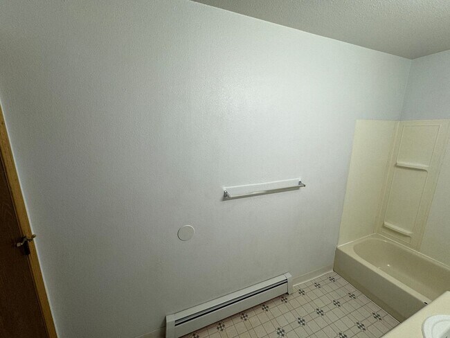 Building Photo - 2 BD, 1 BA Apartment Nestled Back on a Culd-de-Sac