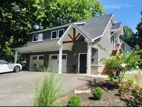 Building Photo - 1 E 10th Ave