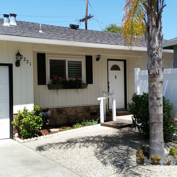 Building Photo - 2221 Homewood Dr