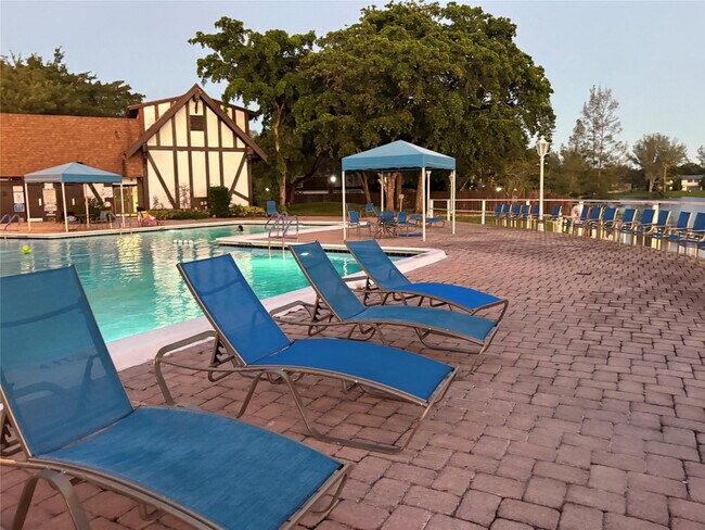 Building Photo - 3750 Inverrary Dr