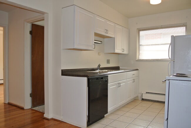 kitchen from dining/desk area - 2935 Linwood Ave