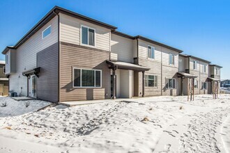 Building Photo - Beautiful 3 Bed/2.5 Bath Townhome with Att...