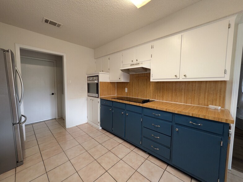 Building Photo - 2305 Stockbridge Ct
