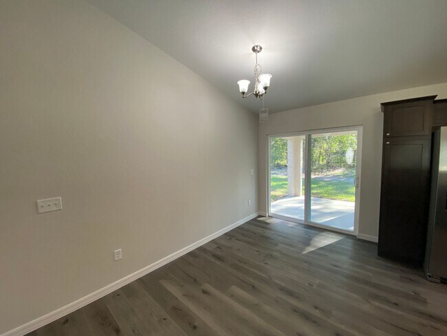 Building Photo - Custom Home - Desirable SE Ocala Neighborh...