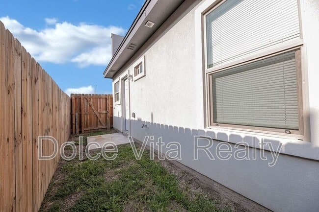 Building Photo - 1001 W La Pointe Ave