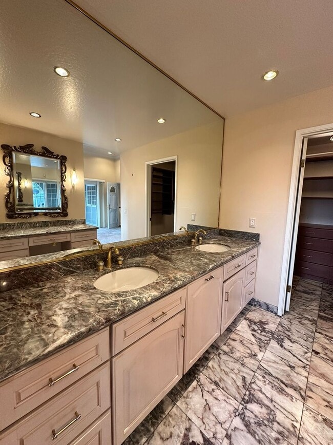 Building Photo - Exquisite Belmont Estate with Luxurious Am...